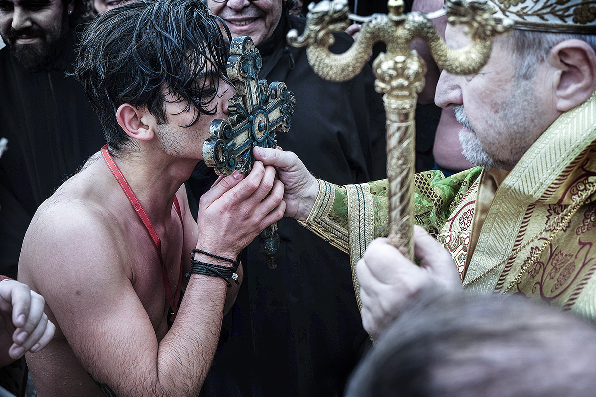 #6 —Çengelköy, Aya Yorgi Kilisesi - 
Ortodoks Kilisesinin özel günlerinden Ta Fota. 
Bir din adamı, haçı suda bulup çıkaran 25 yaşındaki George Gökmen'i altın zincir ve bir haçla ödüllendiriyor.