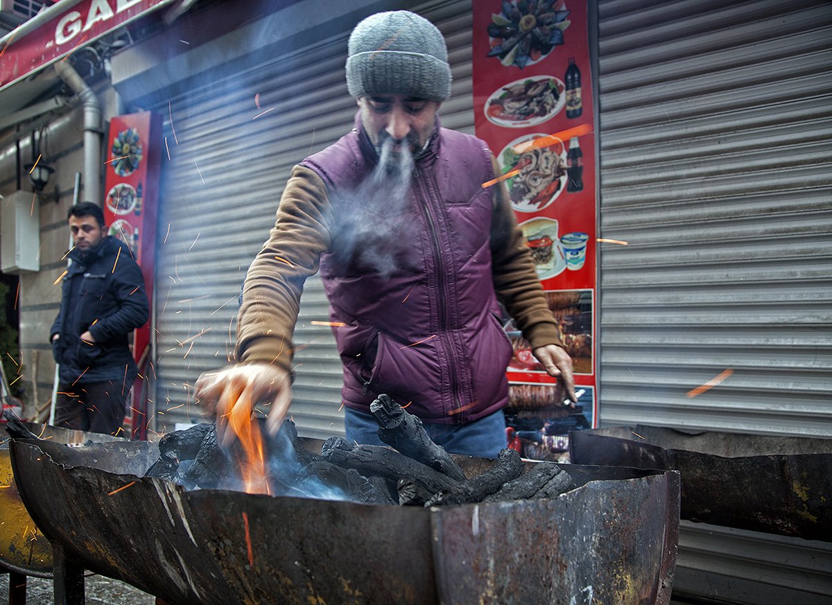 #2 —Samatya -
Balık restoranı işleten Mehmet Kaya, 1990 yılında Ağrı'nın Patnos ilçesinden gelmiş. 
Restoranın bahçesinde müşterilerinin ısınması için ateş yakıyor.