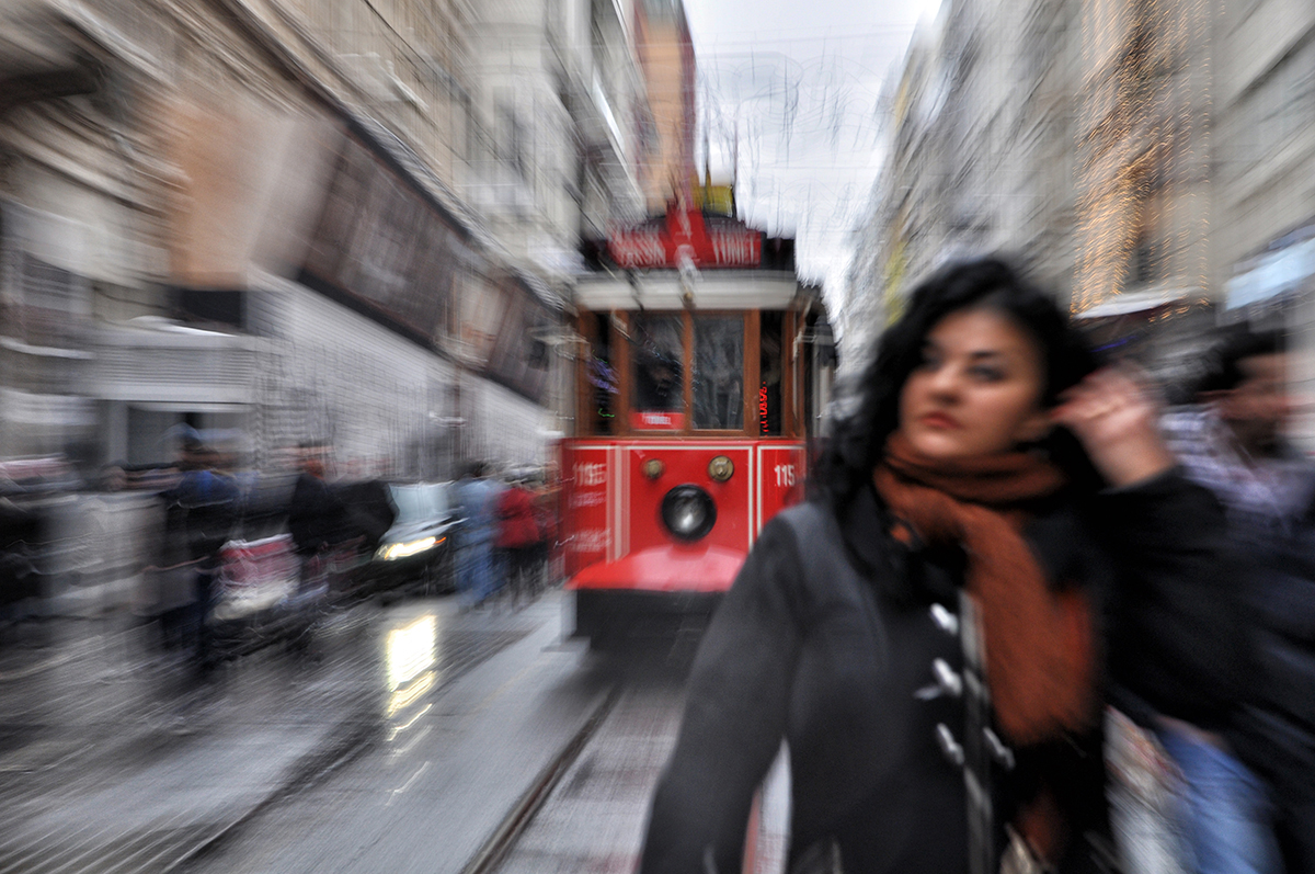 #3 —Beyoğlu, İstiklal Caddesi -
Karlı bir kış günü... 
Soğuğa aldırmadan caddede yürüyen kahverengi atkılı turist kadın.