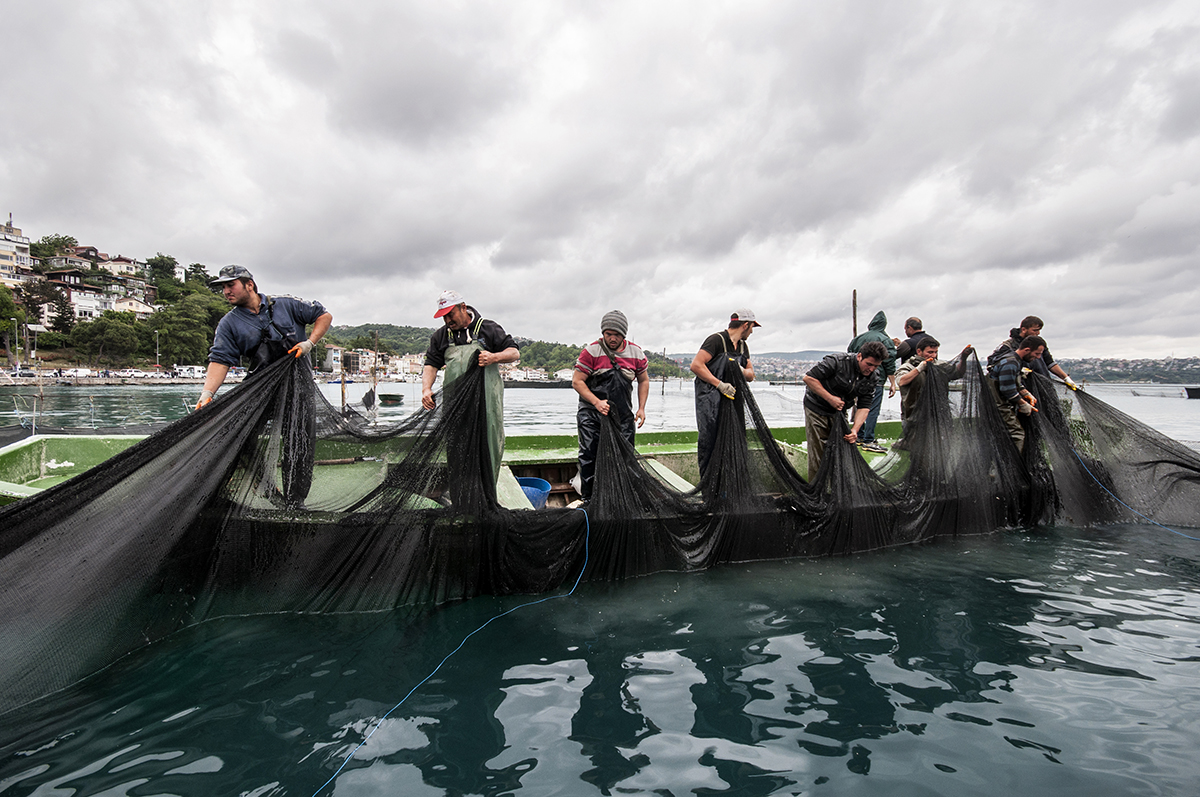 #143 —Beykoz - 
Balıkçılar günlerce denize ağ atarak büyük bir sabırla gün sonunu bekliyor.