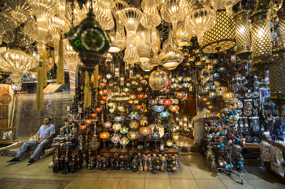 156.Gün —Eminönü -  
Renkli dükkanları ve turistik eşyalarıyla Kapalıçarşı.