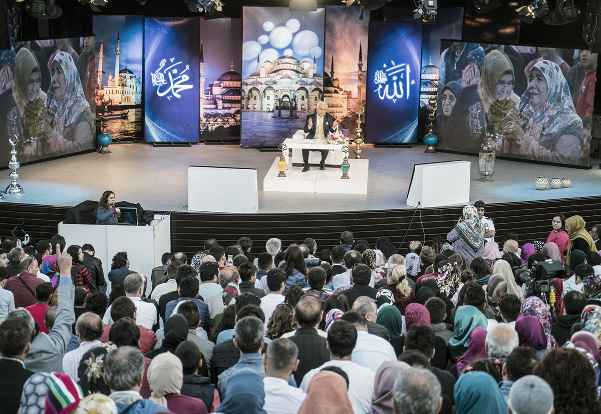 #160 —Sultanahmet -  
Prof. Dr. Nihat Hatipoğlu, Sultanahmet Meydanı'nda gerçekleştirilen iftar programında soruları yanıtlıyor.