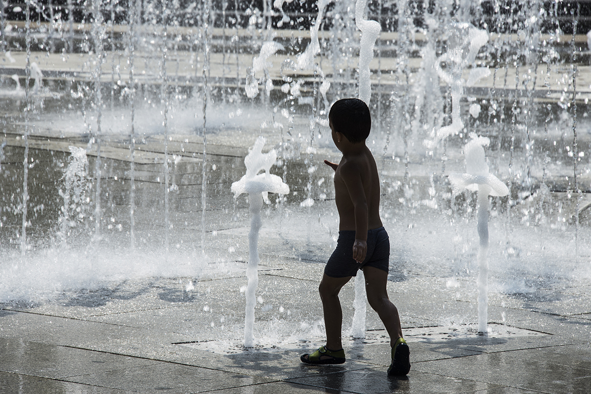 Day 183 —Göztepe - 
Göztepe Park.
Kids wait impatiently for the water jets to start.
