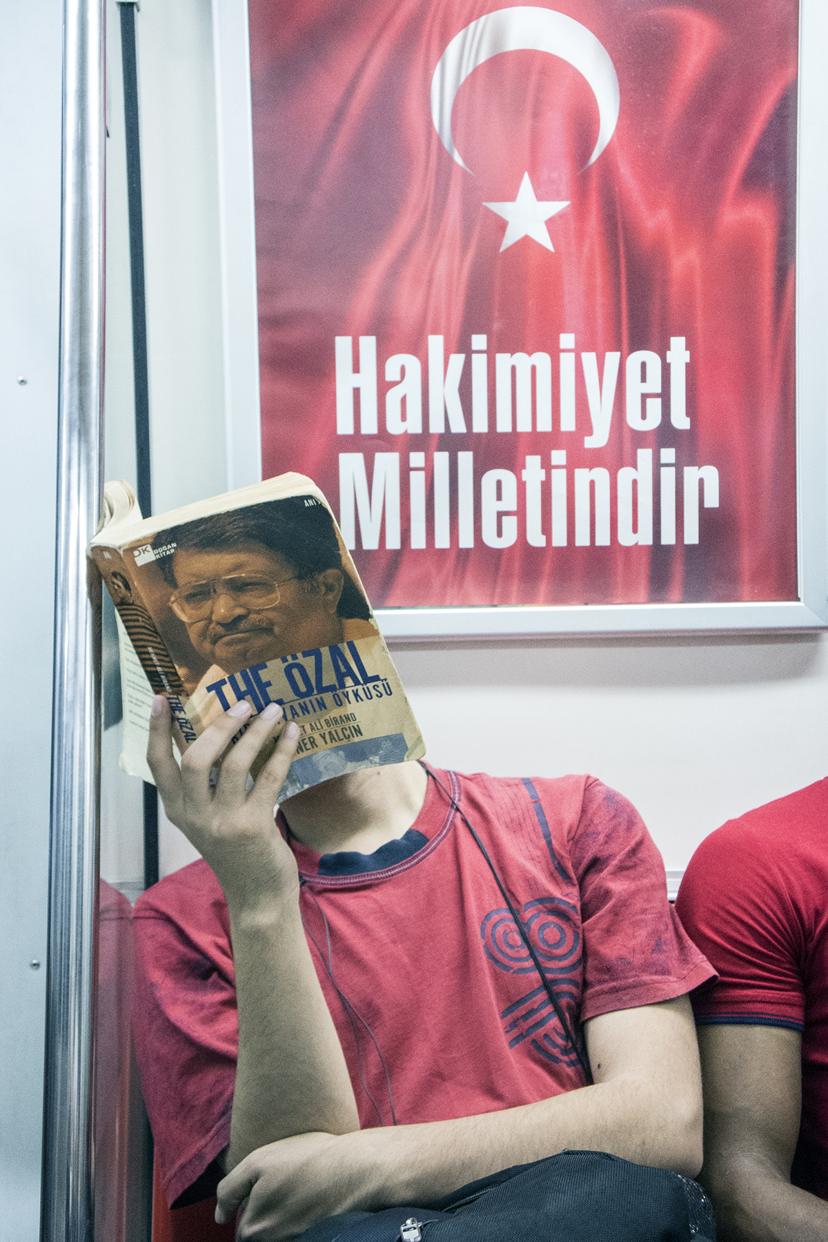 #216 —Hacıosman Metrosu -  
Metroda kitap okuyan üniversite öğrencisi.