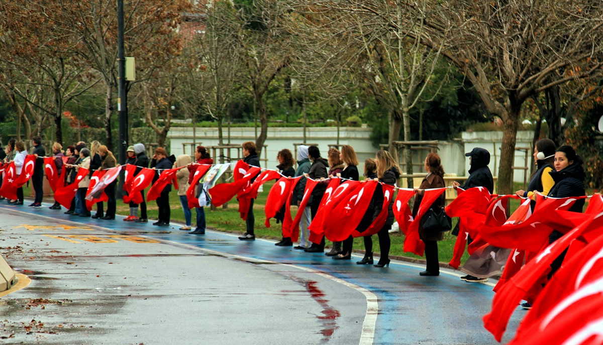 Day 315 —Şaşkınbakkal – 
A chain of respect for Atatürk.
