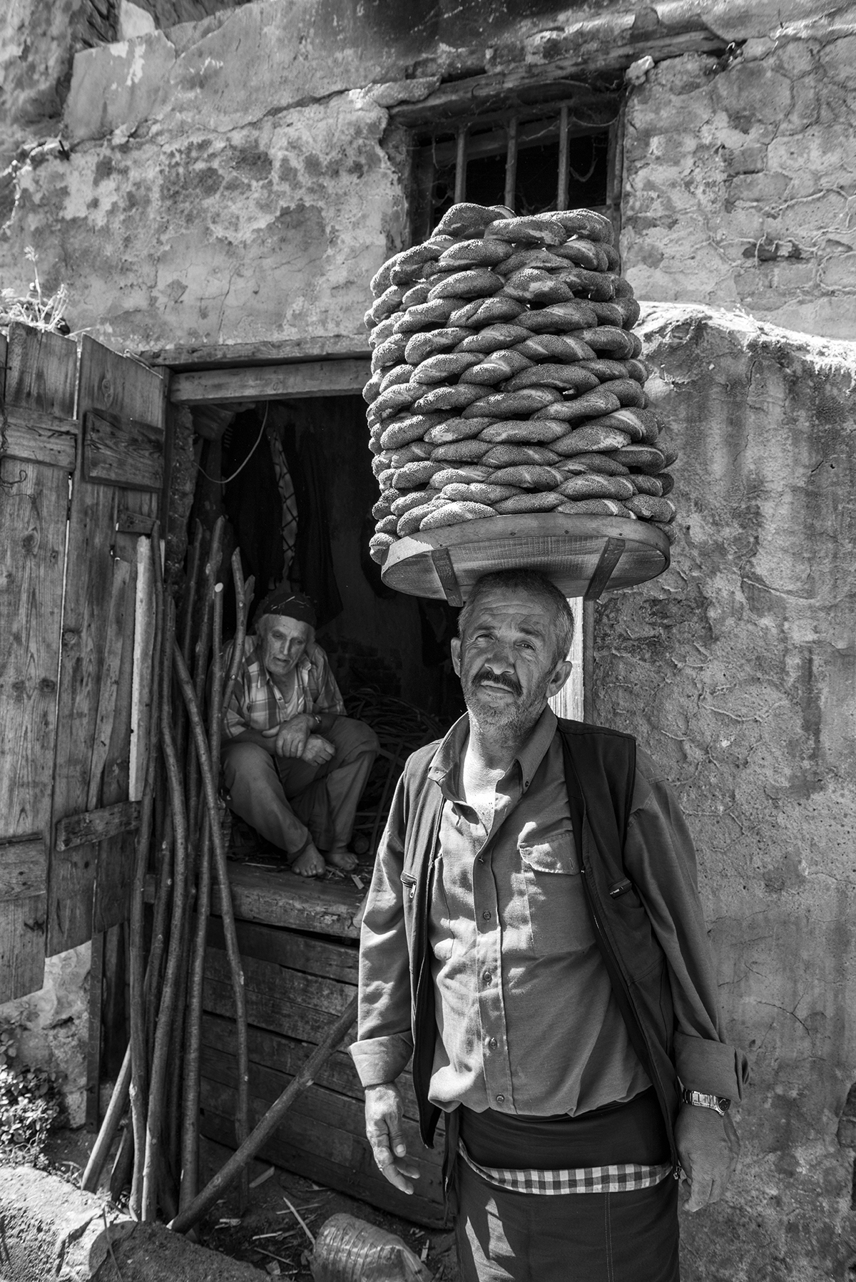 #253 —Eminönü -  
Sokak simitçisi ve yaşlı adam. Kastamonu doğumlu yaşlı adamın adı Kemal Kayaoğlu ve 84 yaşında. Tam 72 yıldır sepetçilik yapıyor, 8 çocuğu var.