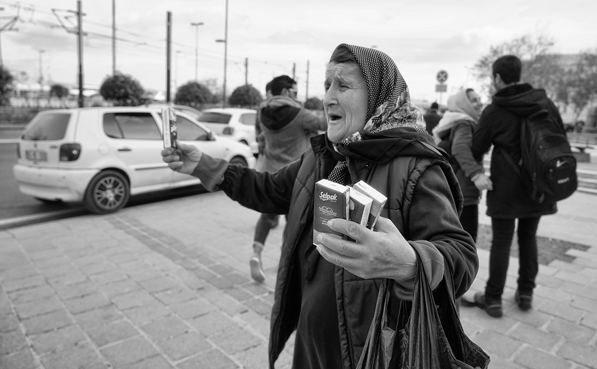 Day 337 —Eminönü – 
İncinur from Kayseri sells hand tissues to earn her keep and waits for the day her son returns from his national military service.
