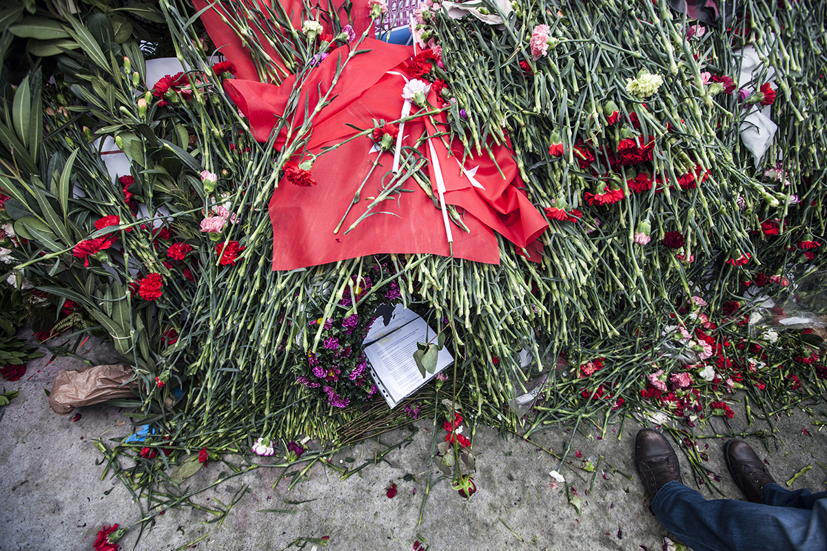 352.Gün —Beşiktaş -  
Vodafone Arena yakınında 10 Aralık'ta gerçekleştirilen saldırıların ardından ölenlerin anısına bırakılan çiçekler.