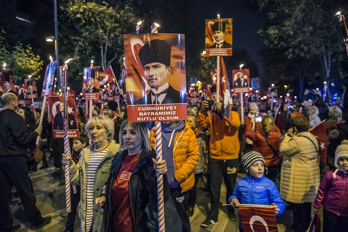 #303 —Şaşkınbakkal -  
Bağdat Caddesi 29 Ekim Cumhuriyet Bayramı kutlamaları. 